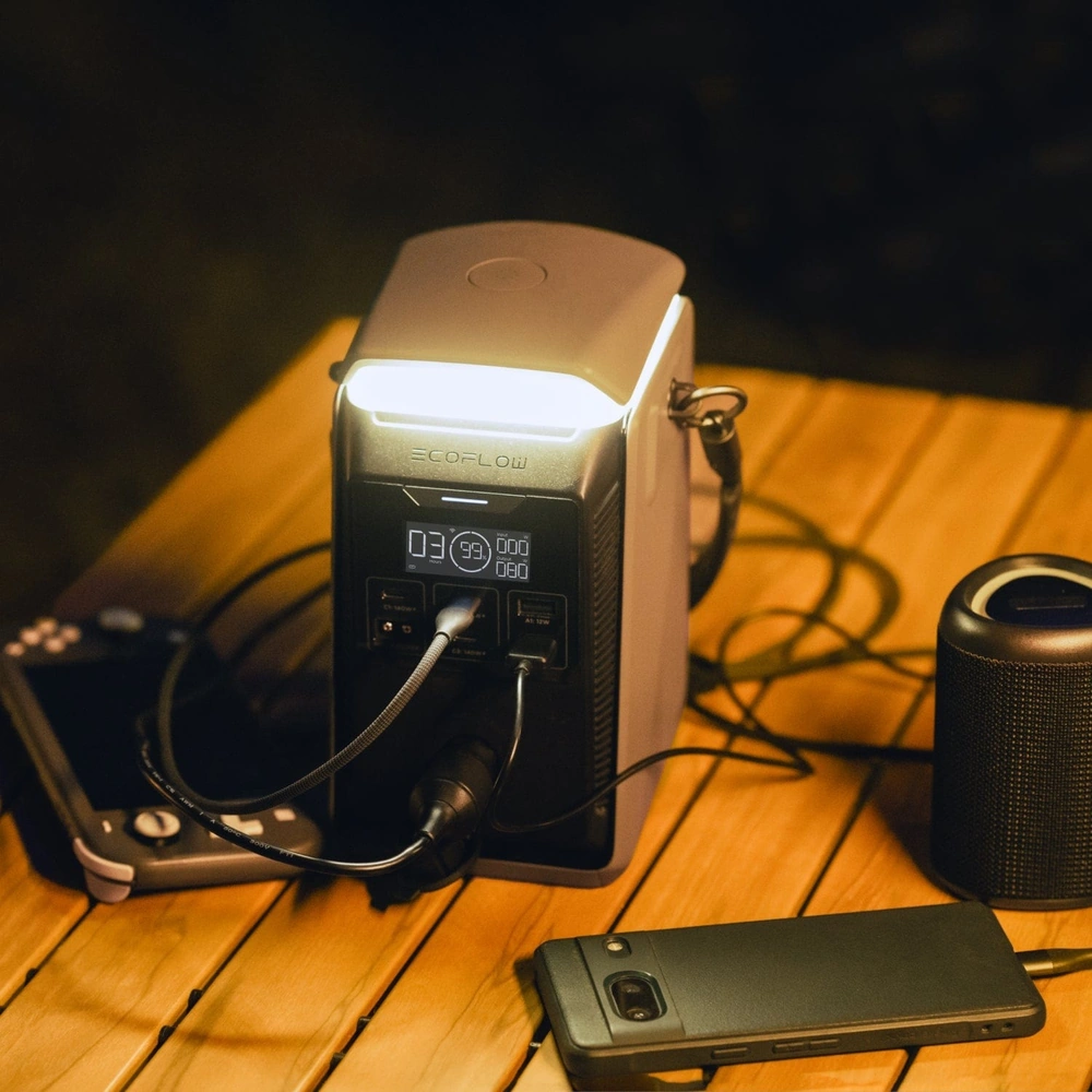 EcoFlow TRAIL 300 DC питает лампу и технику вечером