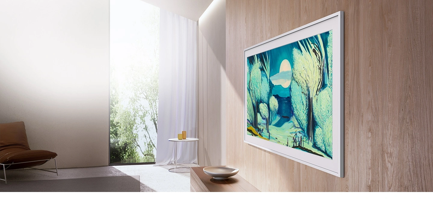 Телевизор The Frame TV сбоку устанавливается плотно к стене гостиной, чтобы выглядеть как настоящая фоторамка.