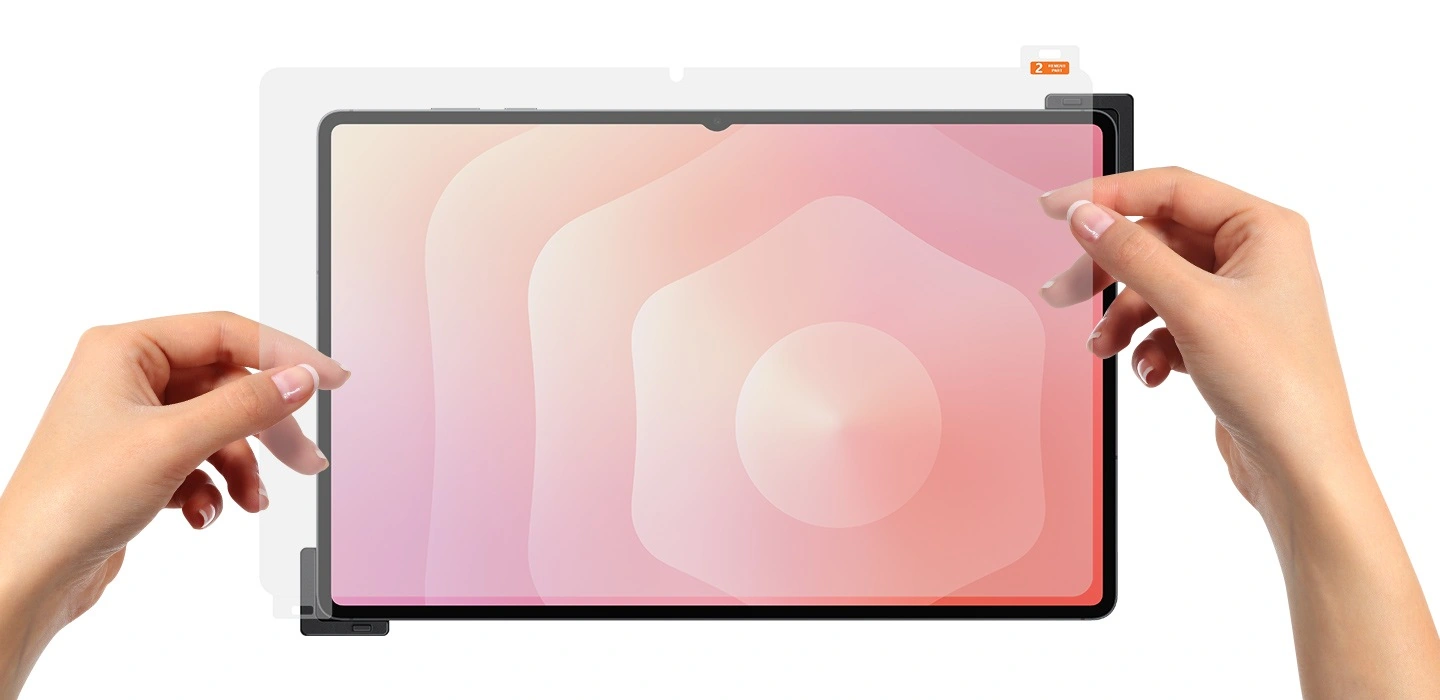 Антибликовую защитную плёнку наклеивают на Galaxy Tab S11 Ultra двумя руками с помощью аппликатора из набора.