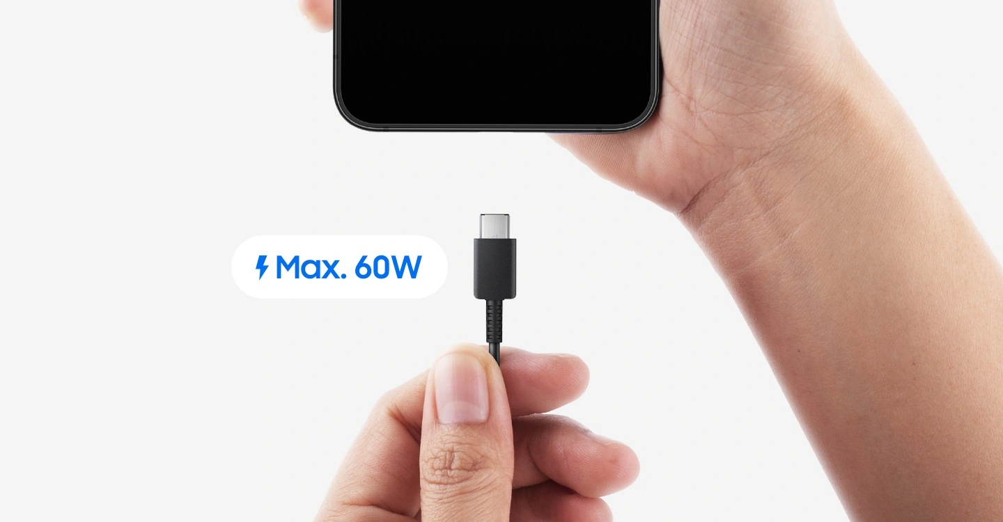 Рука держит смартфон Galaxy, вторая рука подключает к нему кабель USB Type-C