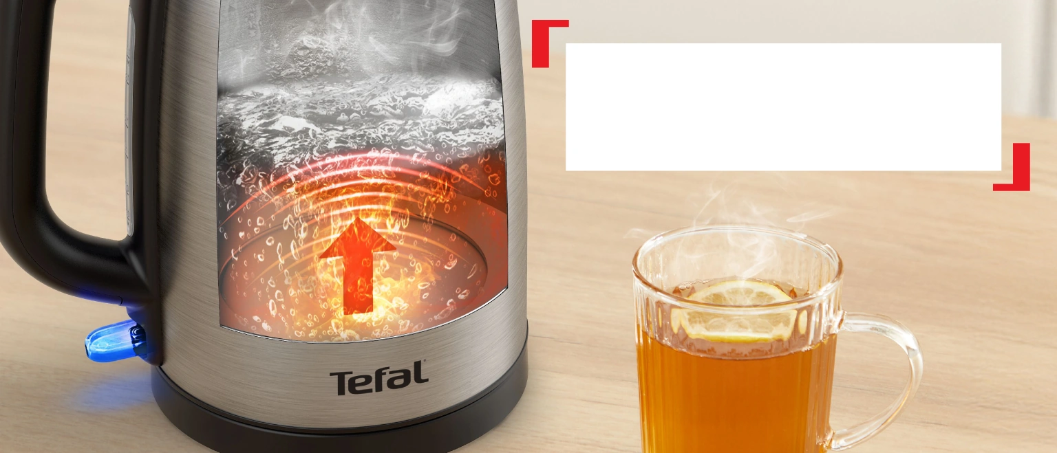 Вода закипает в чайнике Tefal KI1R0DE0 — быстрый нагрев мощностью 2200 Вт