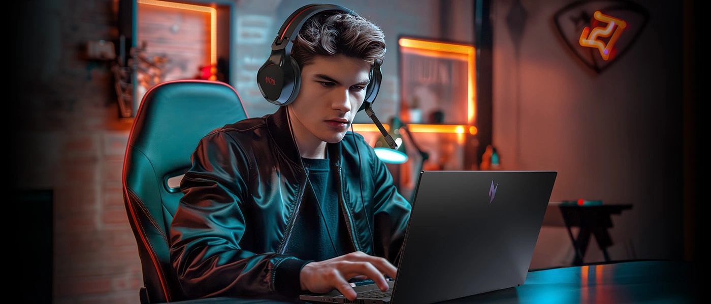 Геймер за ноутбуком Acer Nitro V 15 AI