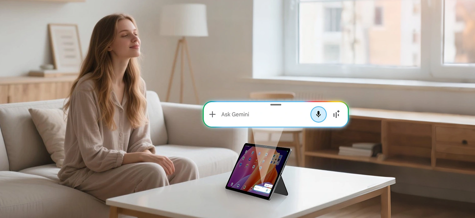 Девушка в гостиной управляет планшетом ZENO 10 голосом через Gemini