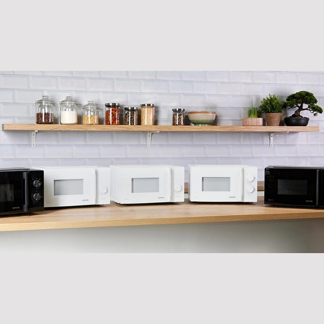 Отдельностоящая микроволновая печь Gorenje в кухонном интерьере