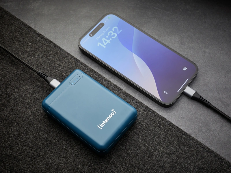 Повербанк Intenso XS10000 цвета «петроль» заряжает смартфон