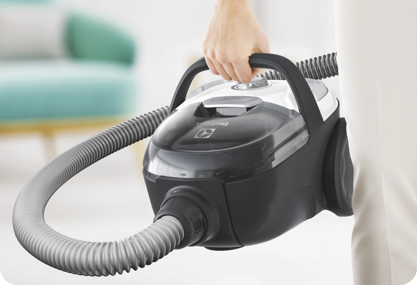 Рука тримає компактний пилосос Electrolux за вбудовану ручку