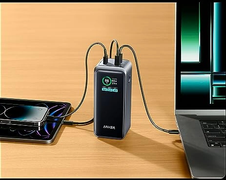Повербанк Anker Prime заряджає ноутбук і смартфон на дерев'яному столі