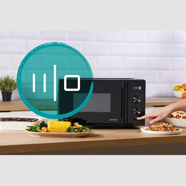 Рука открывает дверцу микроволновой печи Gorenje во время работы — пауза приготовления