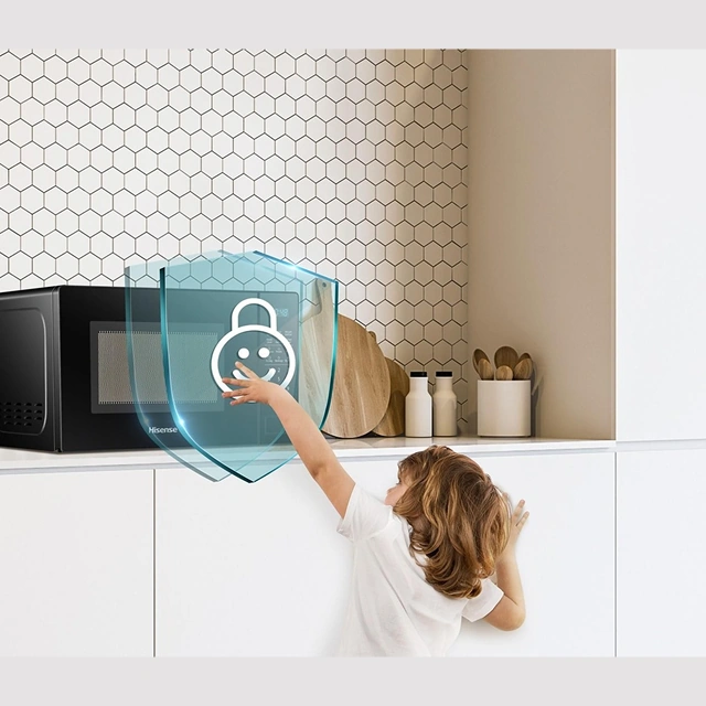 Ребёнок возле микроволновой печи Gorenje с заблокированной панелью — родительский контроль