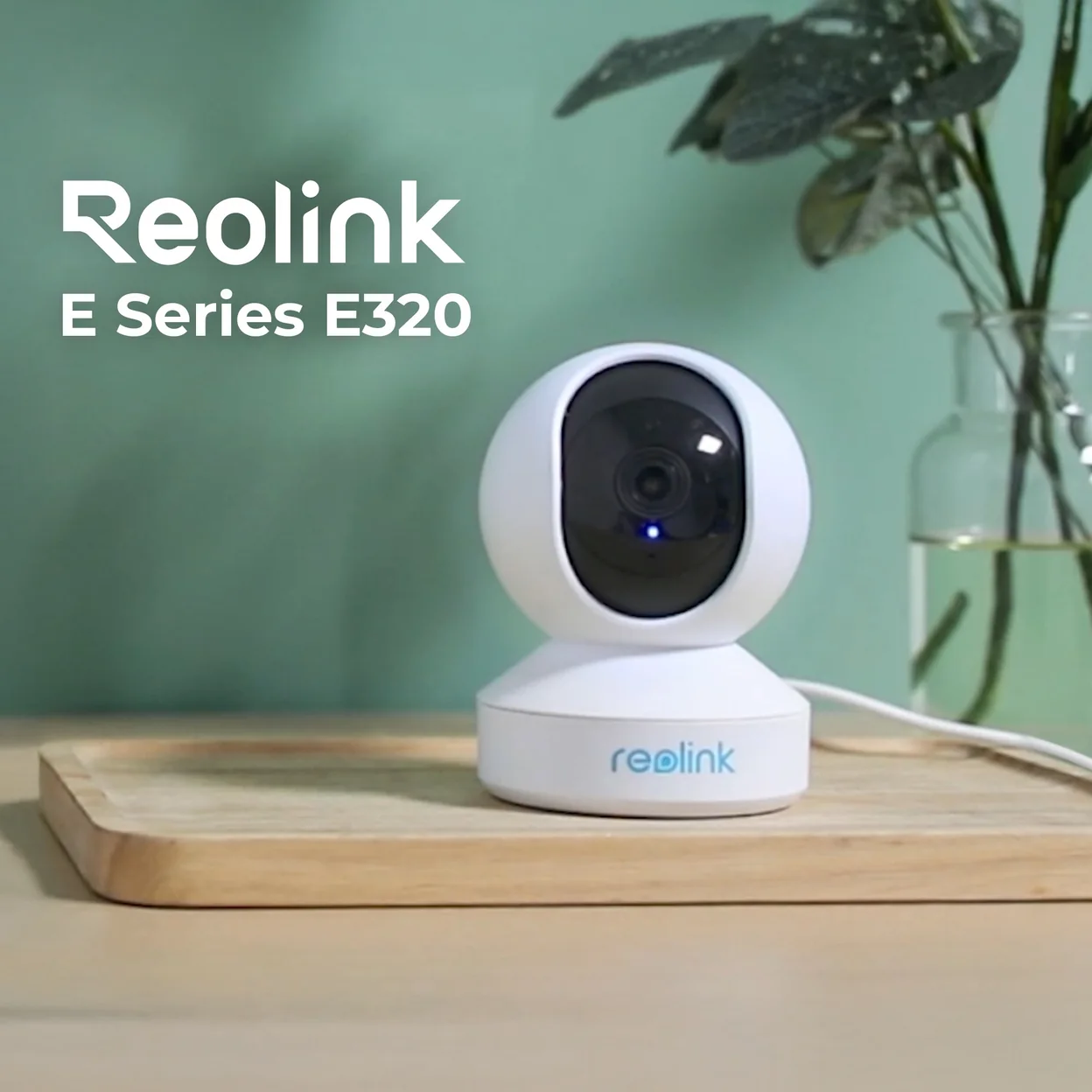 Поворотная Wi-Fi камера Reolink E Series E320 на деревянной подставке