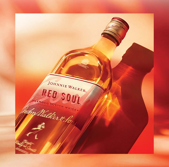 Пляшка віскі Johnnie Walker Red Soul великим планом