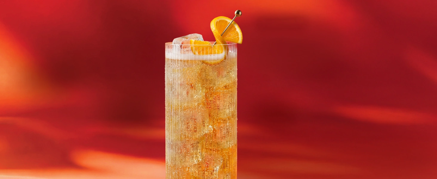 Коктейль Red Soul & Soda з льодом і цедрою апельсина