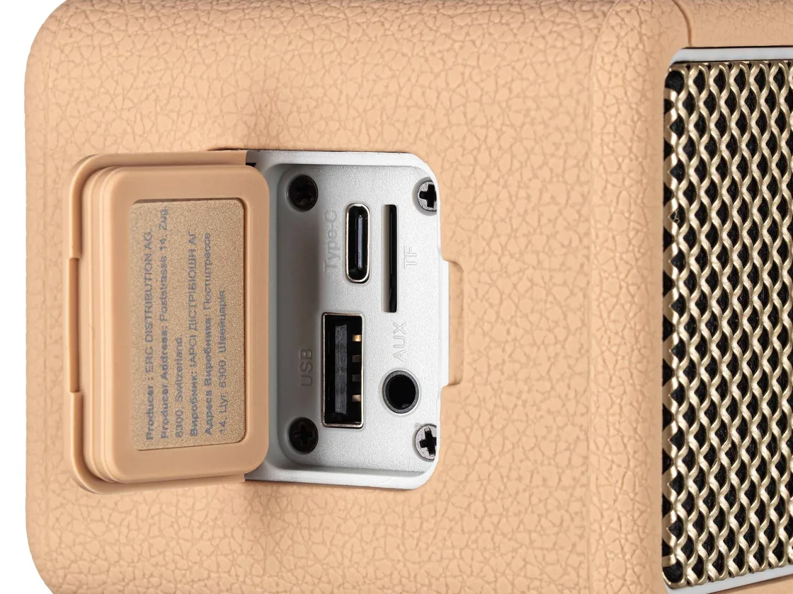 Разъёмы USB-C, AUX и USB-A под защитной заглушкой 2E SoundLegend Mini