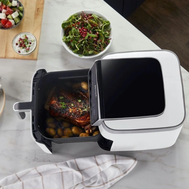 Запеченное мясо с овощами в корзине мультипечи Ninja Air Fryer MAX PRO и свежий салат рядом