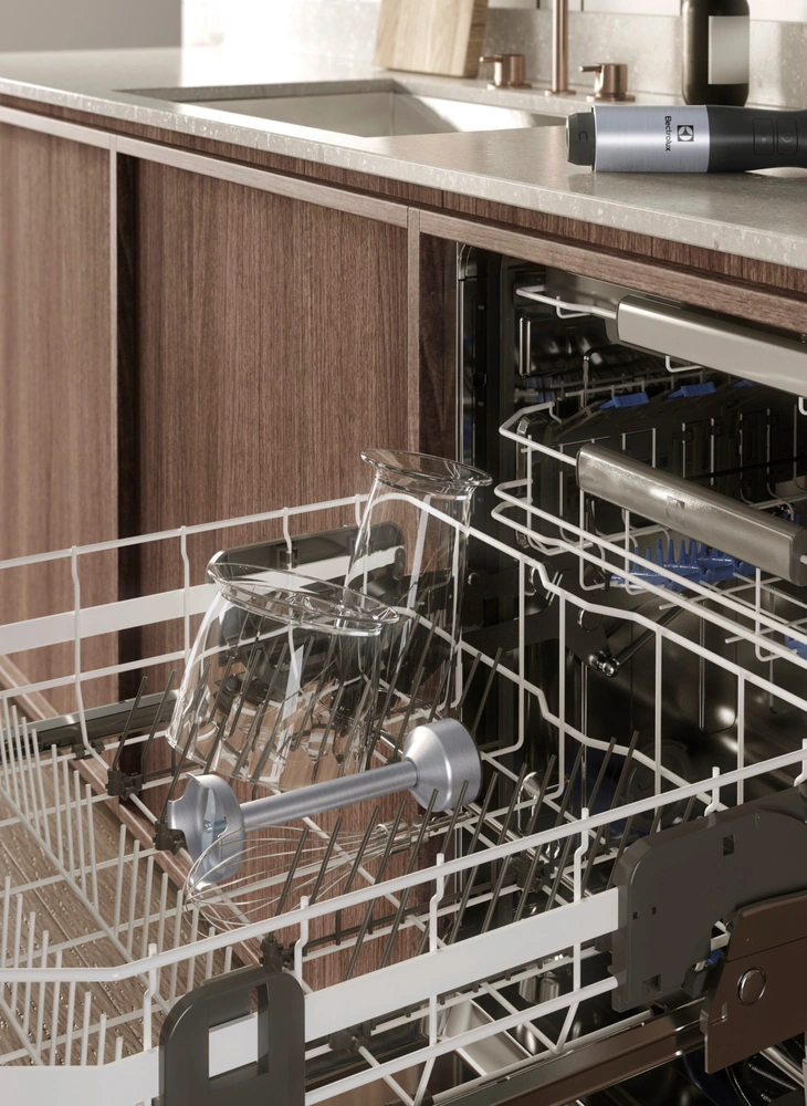 Насадки блендера Electrolux у кошику посудомийної машини