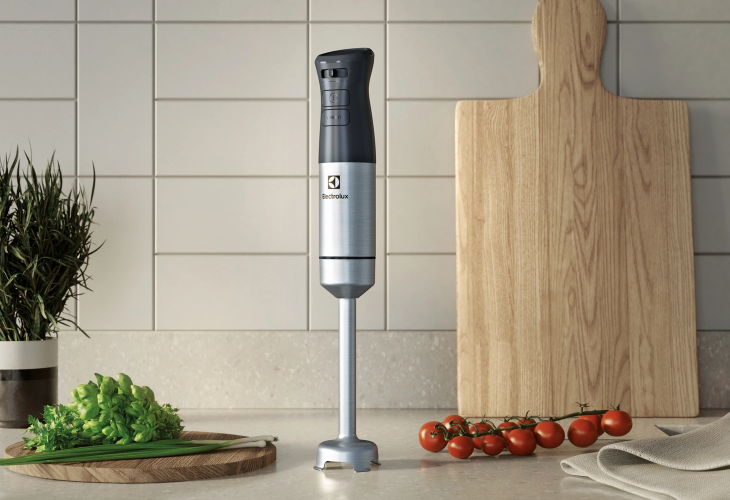 Блендер Electrolux E5HB2-8SS на кухні поруч із дошкою із зеленню та помідорами