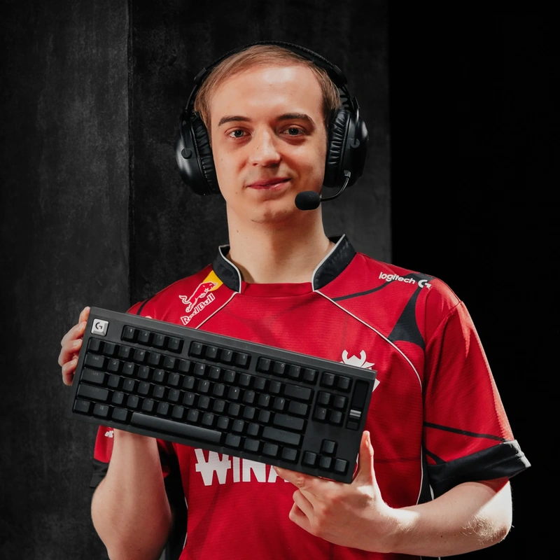 Кіберспортсмен тримає клавіатуру Logitech G PRO X2 RAPID формату TKL