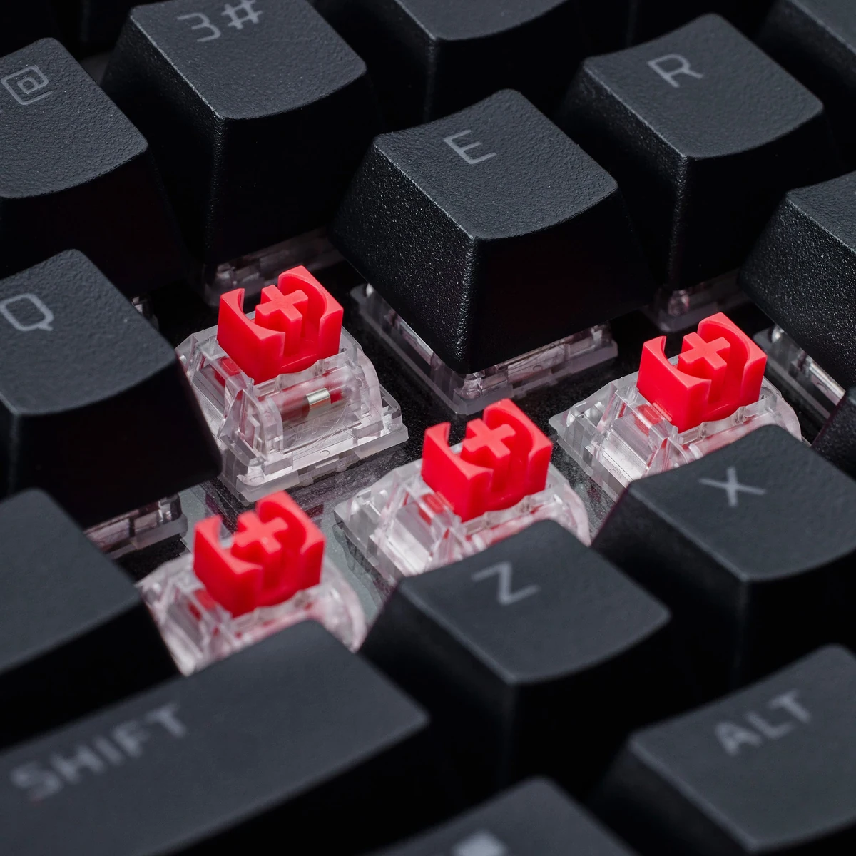 Лінійні перемикачі HyperX під кейкапами великим планом