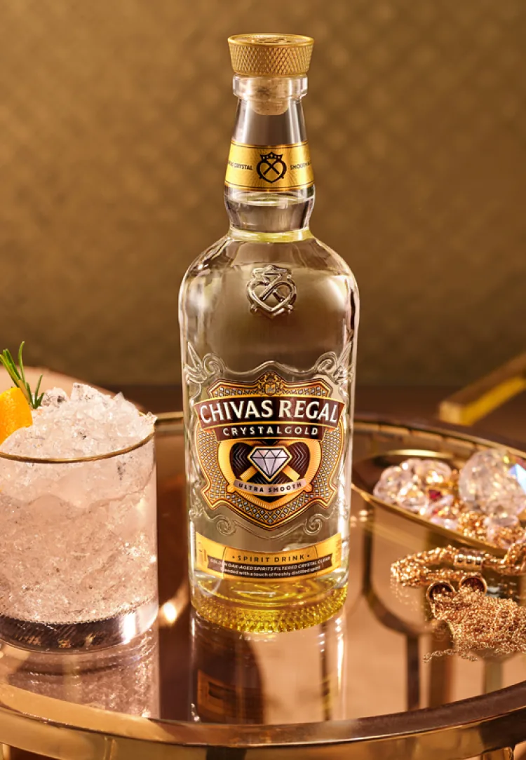 Бутылка Chivas Regal Crystal Gold и коктейль на подносе