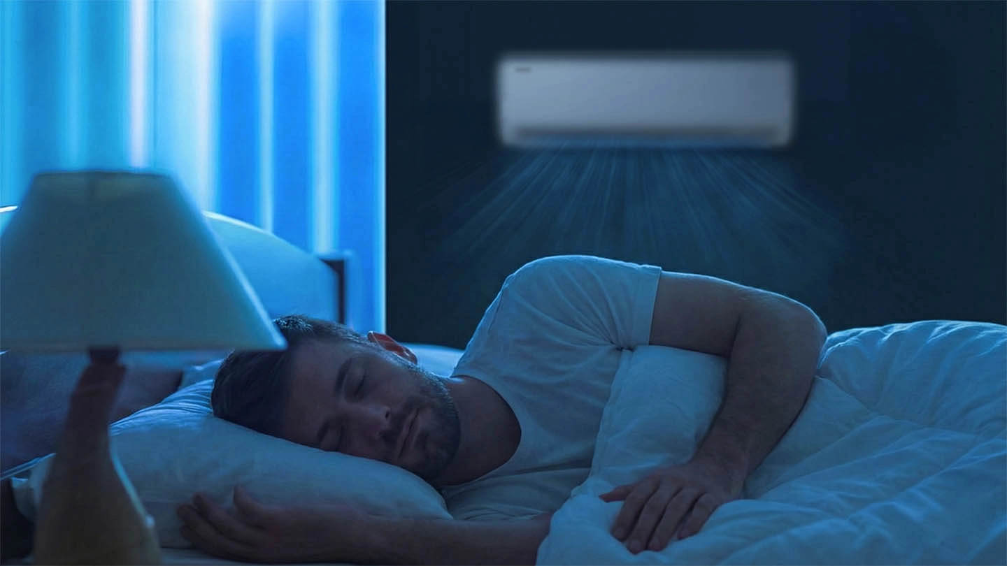 Чоловік спить у прохолодній спальні з кондиціонером Samsung AR40H