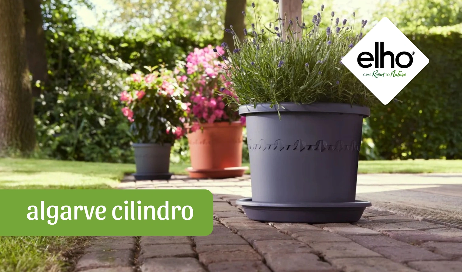 Вазони elho algarve cilindro з лавандою та квітами на садовій доріжці