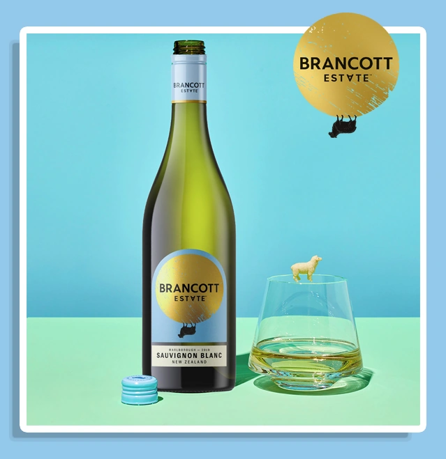 Пляшка вина Brancott Estate Sauvignon Blanc і келих білого вина