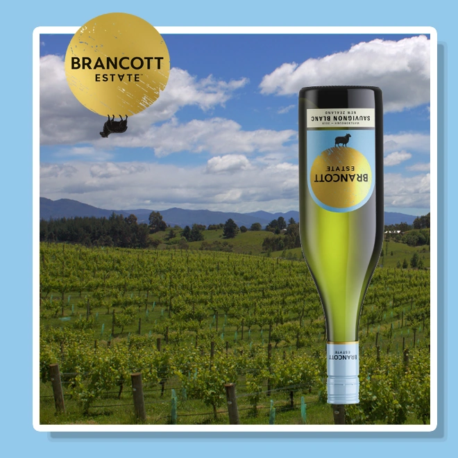 Пляшка Brancott Estate Sauvignon Blanc на тлі виноградників регіону Марлборо