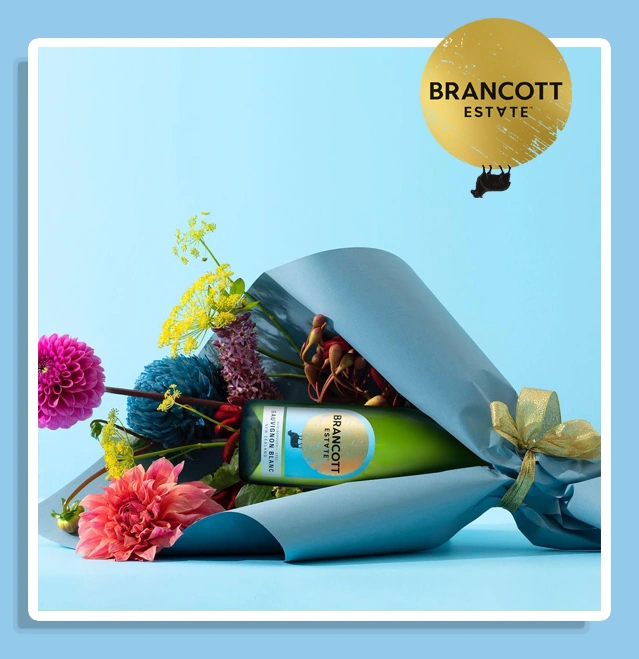 Пляшка Brancott Estate Sauvignon Blanc у букеті квітів