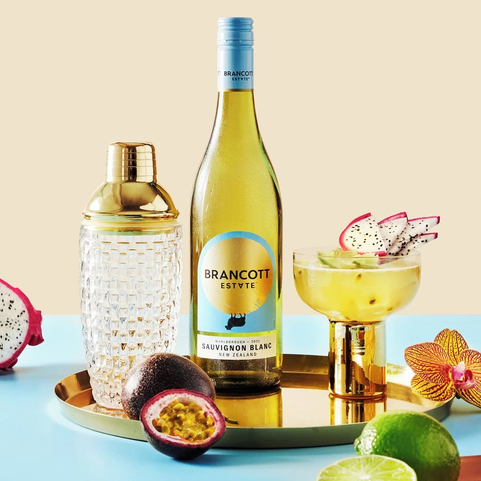 Пляшка Brancott Estate Sauvignon Blanc, шейкер і коктейль з тропічними фруктами