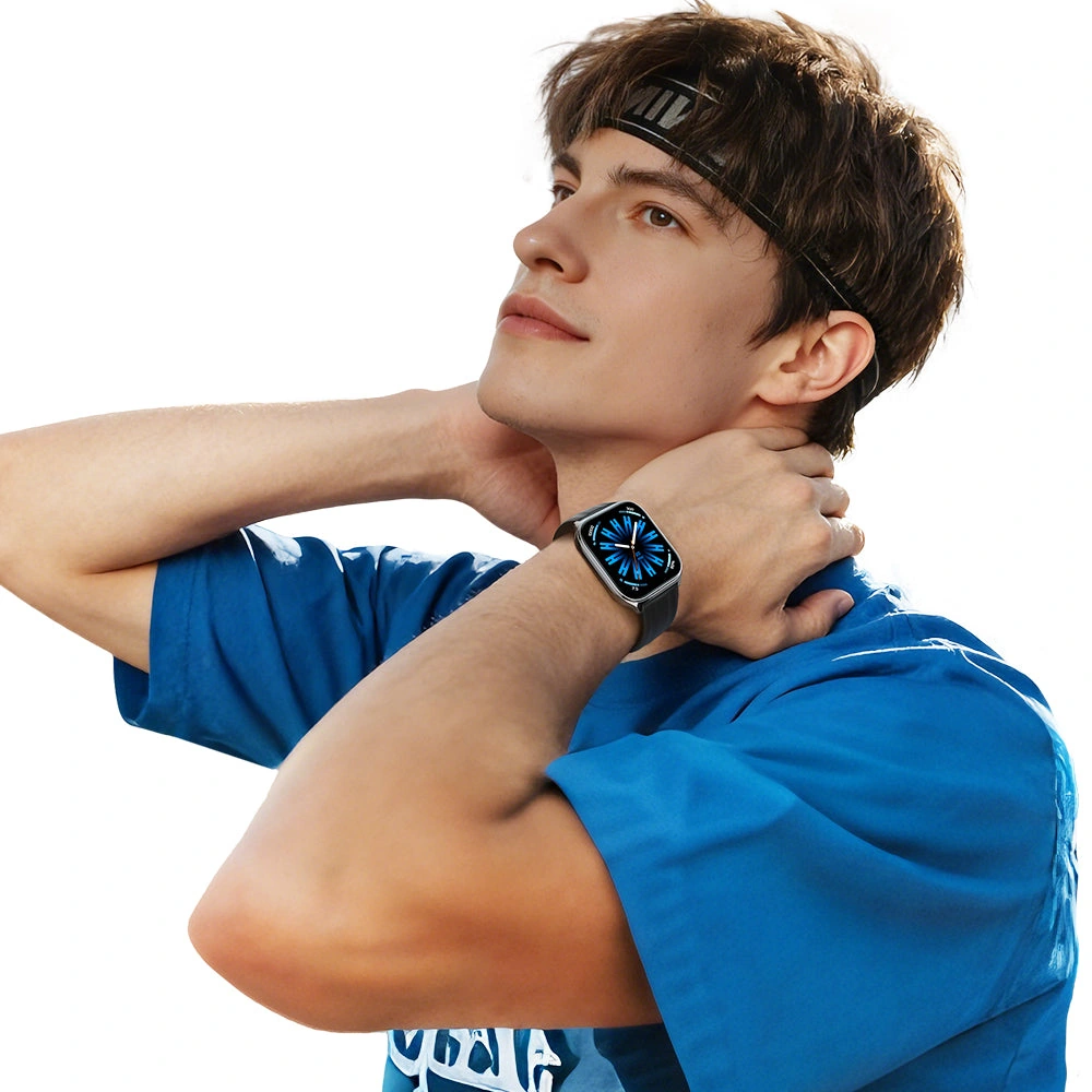 Парень в спортивной повязке с Haylou Watch 3 на руке