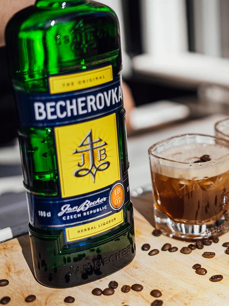 Ликерная настойка на травах Becherovka 0.7 л 38% (8594405101049) - Фото 3 Ликерная настойка на травах Becherovka 0.7 л 38% (8594405101049) - изображение 3