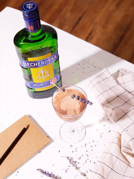 Ликерная настойка на травах Becherovka 0.7 л 38% (8594405101049) - Фото 6 Ликерная настойка на травах Becherovka 0.7 л 38% (8594405101049) - изображение 6