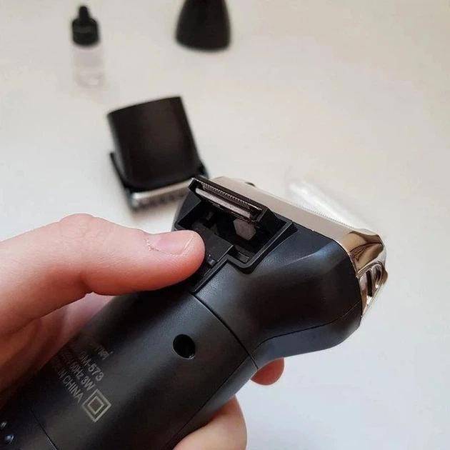 Профессиональная бритва 3в1 Gemei GM-573 с триммером 3 бритвенных головки сменные насадки на аккумуляторе Черная - изображение 7