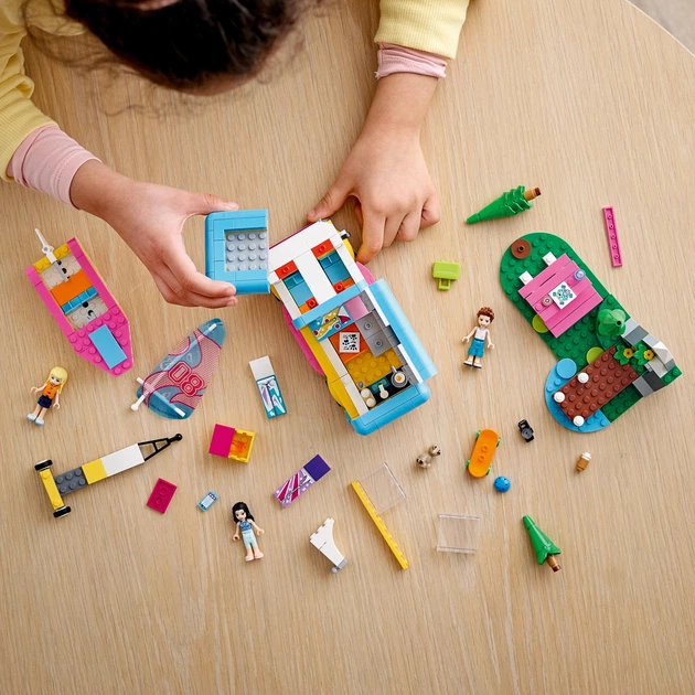 Zestaw klocków LEGO Friends Leśny mikrobus kempingowy i żaglówka 487 elementów (41681) - obraz 5