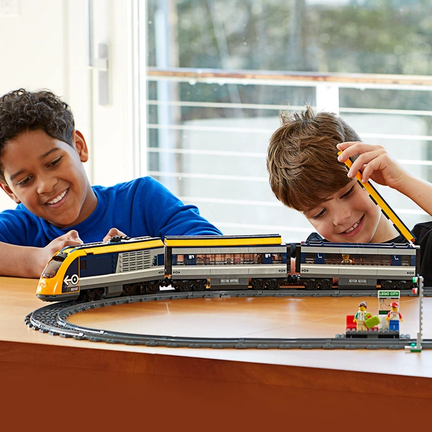 Конструктор LEGO City Пассажирский поезд 677 деталей (60197