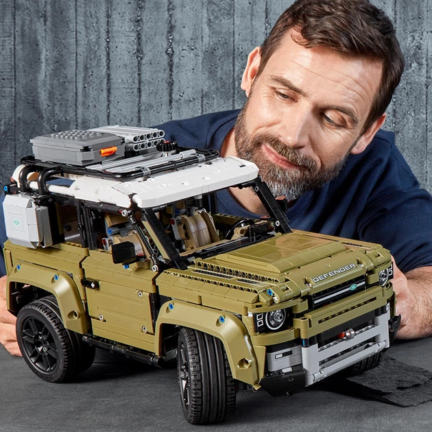 Zestaw klocków LEGO TECHNIC Land Rover Defender 2573 elementy (42110) - obraz 3