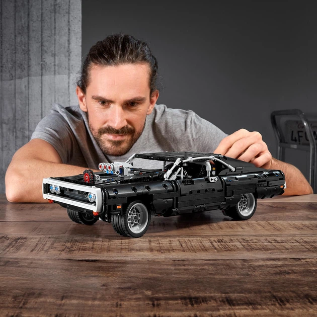 Zestaw klocków LEGO Technic Dom's Dodge Charger 1077 elementów (42111) - obraz 3