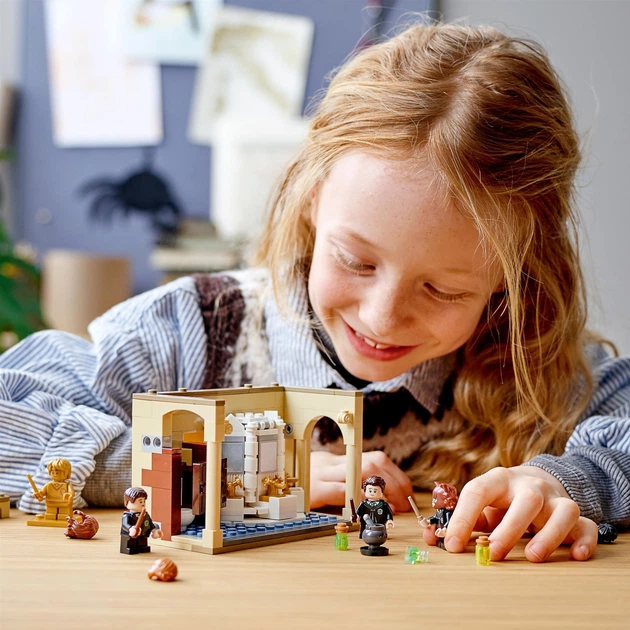 Zestaw klocków LEGO Harry Potter Hogwart: pomyłka z eliksirem wielosokowym 217 elementów (76386) - obraz 2