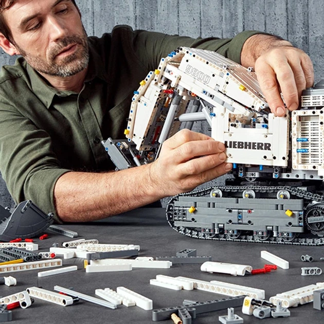 Конструктор LEGO TECHNIC Экскаватор Liebherr R 9800 4108 деталей