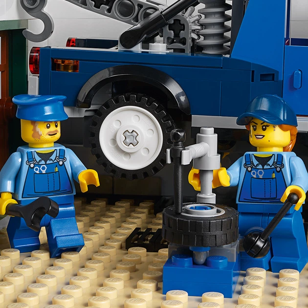 Zestaw klocków LEGO Creator Expert Garaż na rogu 2569 elementów (10264) - obraz 6