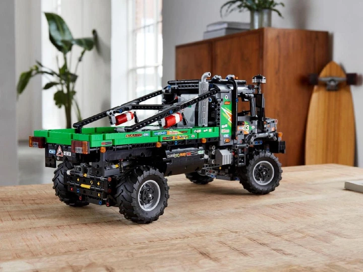 Lego Technic Полноприводный грузовик-внедорожник Mercedes-Benz