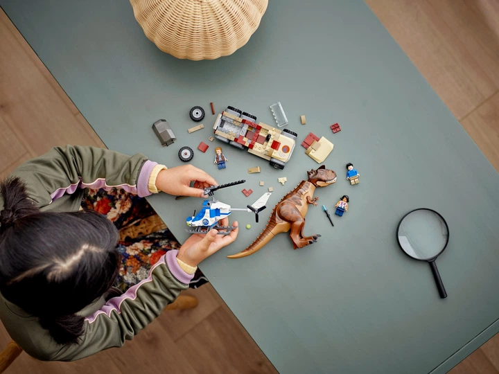 Zestaw klocków LEGO Jurassic World Pościg za karnotaurem 240 elementów (76941) - obraz 7