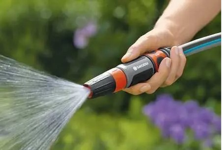 Шланг Gardena Classic 13 мм (1/2") 20 м з кронштейном і комплектом для поливання (18005-20.000.00) - зображення 5