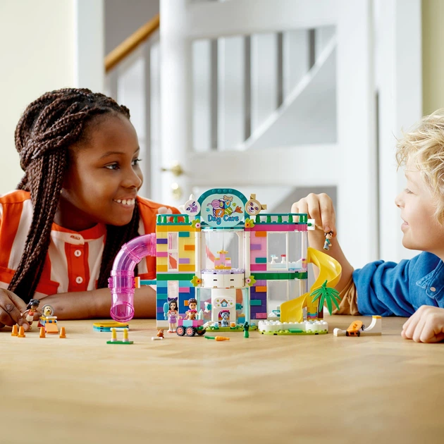 Zestaw klocków LEGO Friends Hotel dla zwierzątek 593 elementy (41718) - obraz 3