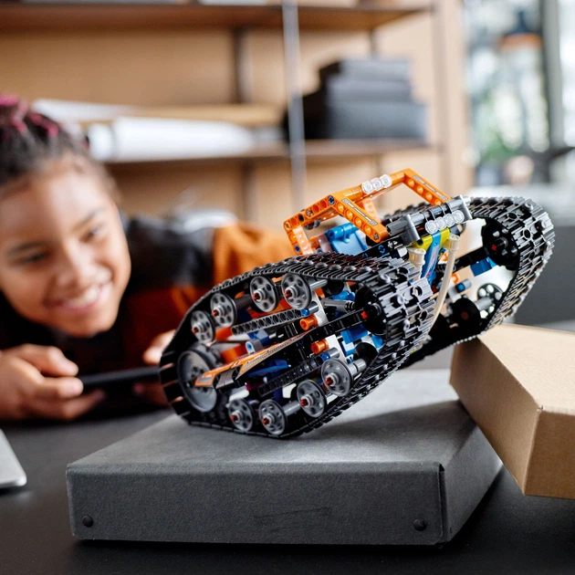 Zestaw klocków LEGO Technic Zmiennokształtny pojazd sterowany przez aplikację 772 elementy (42140) - obraz 3