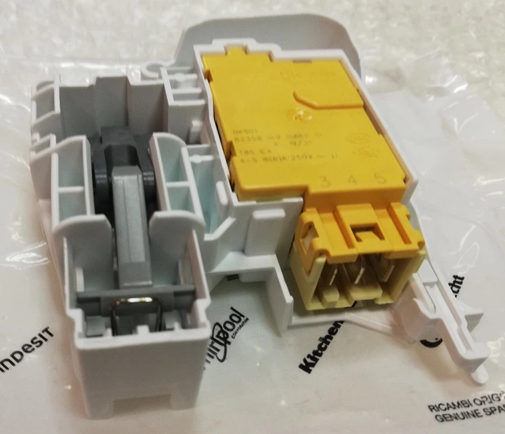 Замок люка Indesit C00305602 для стиральной машины - изображение 2