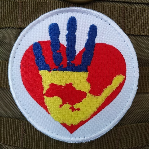 Нашивка на липучці ''Рука-серце-Україна'' - зображення 1