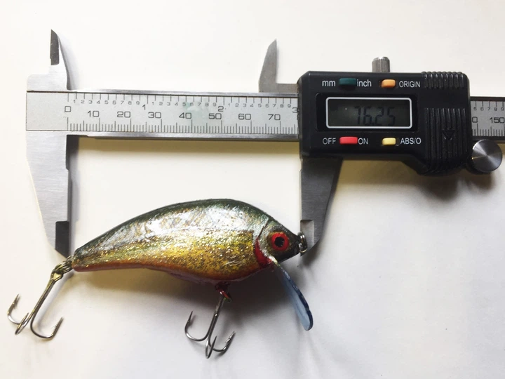 Воблер на хищника зленый с красным животом Воблер Fat Bukhara SM Perch 76мм 19.3g Glitter BGYR с тройниками - изображение 3