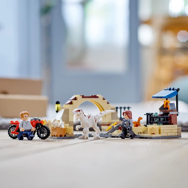 Zestaw klocków LEGO Jurassic World Atrociraptor: pościg na motocyklu 169 elementów (76945) - Zdjęcie 5 Zestaw klocków LEGO Jurassic World Atrociraptor: pościg na motocyklu 169 elementów (76945) - obraz 5