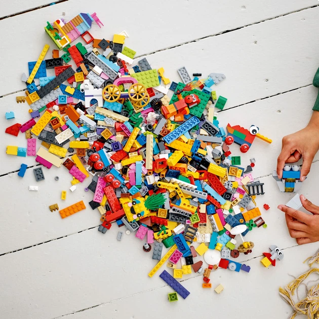 Конструктор LEGO Classic 90 років гри 1100 деталей (11021) - зображення 5